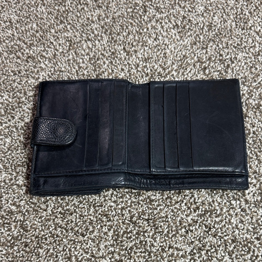 CHANEL AUTHENTIC Black Caviar Leather Card Holder with Embossed CC - Picture 15 of 16